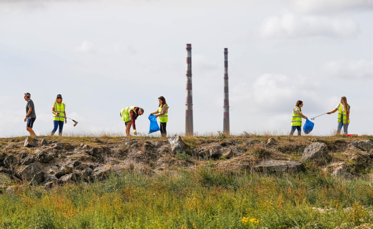 Over 200 Coca-Cola employees took time out of their busy work schedules on Friday to help clean-up Ireland’s coastline. Employees took part in six beaches cleans across the island to help remove marine litter from Ireland’s coastline - with 40 employees participating at Dublin’s Bull Island. 
An outstanding XX bags and XX tonnes of litter were removed from the six beaches over the course of the day thanks to the trojan effort of volunteers. 
The volunteering initiative, which took place ahead of next weekend’s Big Beach Clean event, is part of the company’s ongoing strategy to achieve a world without waste. 
For more information visit ie.coca-colahellenic.com | www.coca-cola.ie.